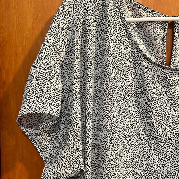 DR2 XXL Black & White Abstract Leopard Print Blouse – Lightweight Short Sleeve T - Picture 4 of 4